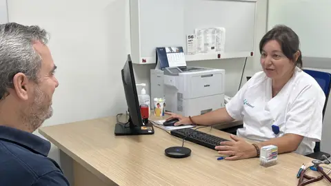 Una consulta en VIAMED entre doctora y paciente Una consulta en VIAMED entre doctora y paciente