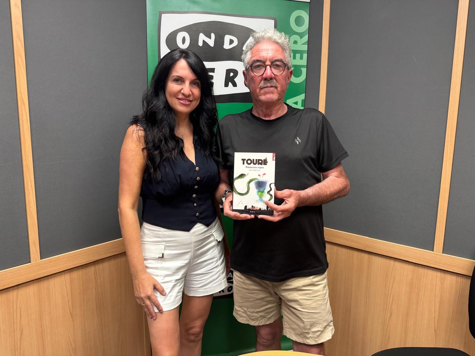 Jon Arretxe retrata en su novela "Números Rojos" la Barcelona más cruda a través de su protagonista, Touré Jon Arretxe retrata en su novela "Números Rojos" la Barcelona más cruda a través de su protagonista, Touré