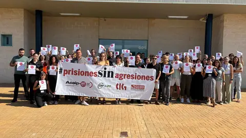 Funcionarios de prisiones de Castellón se concentran como protesta tras la brutal agresión a una compañera de Sevilla II Funcionarios de prisiones de Castellón se concentran como protesta tras la brutal agresión a una compañera de Sevilla II