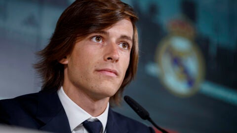 &Aacute;lvaro Carreras, presentado con el Real Madrid: &ldquo;Estoy viviendo un sue&ntilde;o&rdquo;