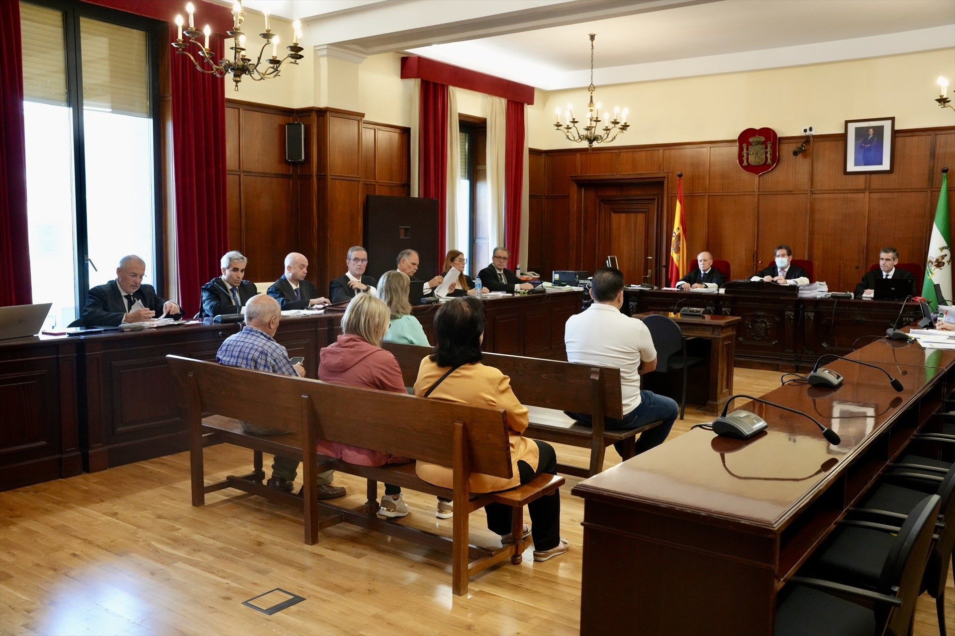 La Audiencia de Sevilla lleva al TJUE las sentencias del TC sobre los ERE al alertar de un "riesgo sistémico de impunidad" La Audiencia de Sevilla lleva al TJUE las sentencias del TC sobre los ERE al alertar de un "riesgo sistémico de impunidad"