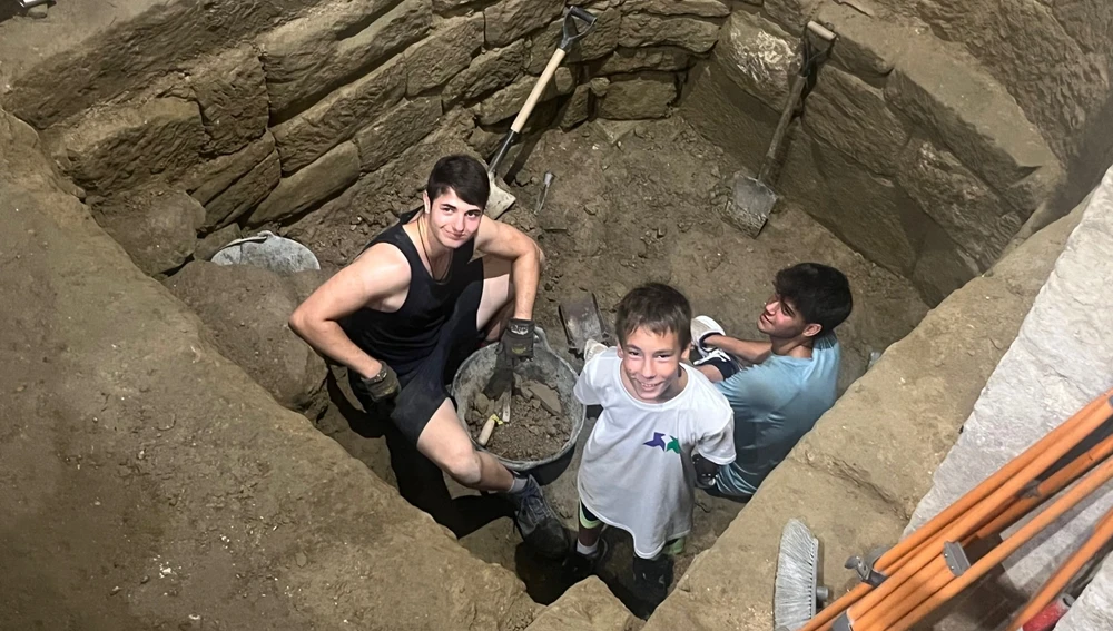 En esta excavación aparece un muro con cuatro fases constructivas diferenciadas. En esta excavación aparece un muro con cuatro fases constructivas diferenciadas.