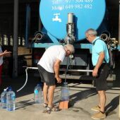 Veïns de Bonmatí omplen garrafes amb aigua potable del camió cisterna que els abasteix cada dia