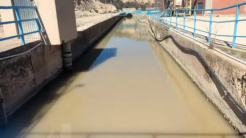 Imagen de un tramo del canal de Crevillent de la Confederación Hidrográfica del Segura. Imagen de un tramo del canal de Crevillent de la Confederación Hidrográfica del Segura.