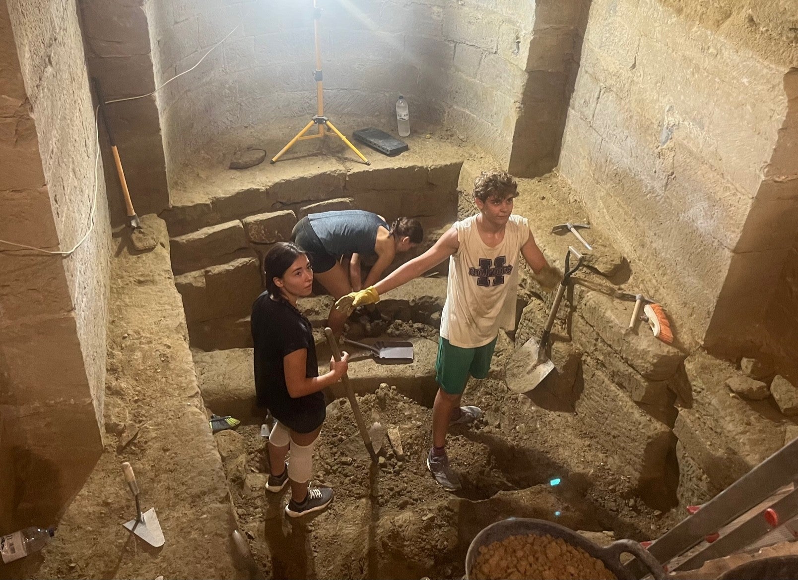 Un campo de trabajo descubre secretos arqueológicos en los cimientos de San Pedro el Viejo Un campo de trabajo descubre secretos arqueológicos en los cimientos de San Pedro el Viejo