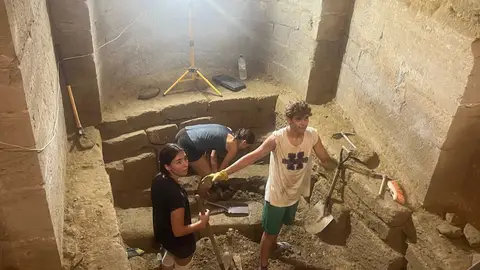 Un campo de trabajo descubre secretos arqueológicos en los cimientos de San Pedro el Viejo Un campo de trabajo descubre secretos arqueológicos en los cimientos de San Pedro el Viejo