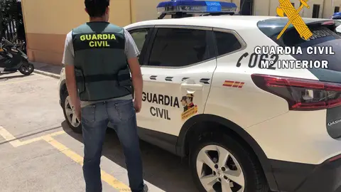 Un agente de Guardia Civil junto a un coche en Almería. Un agente de Guardia Civil junto a un coche en Almería.
