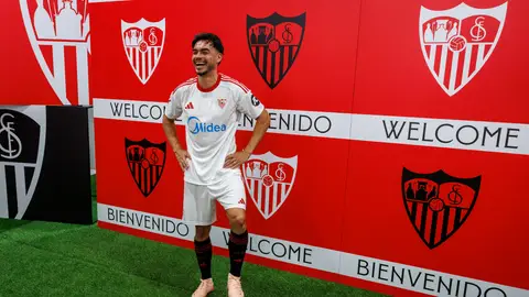 Gabriel Suazo, en su presentación como jugador del Sevilla FC. Gabriel Suazo, en su presentación como jugador del Sevilla FC.