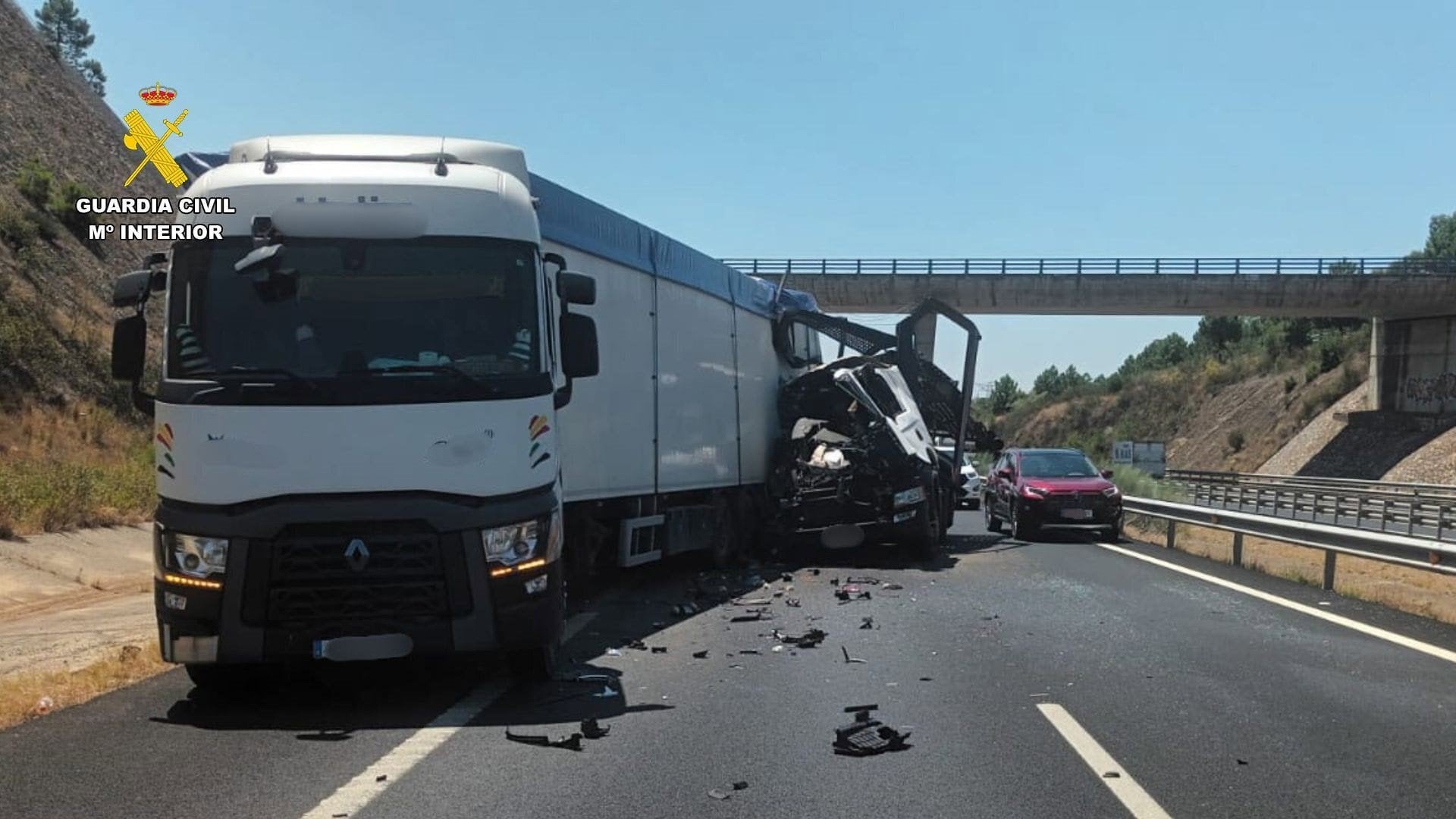 Reabierta al tráfico la A66 tras retirarse los dos camiones que habían chocado a la altura de Casas de Millán Reabierta al tráfico la A66 tras retirarse los dos camiones que habían chocado a la altura de Casas de Millán