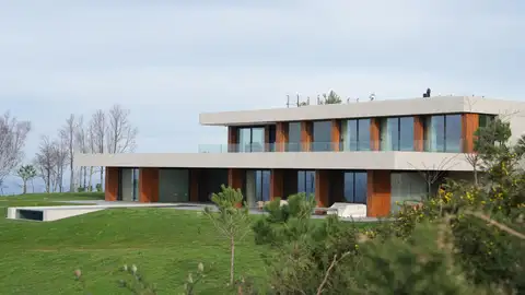 Fachada del chalet del exfutbolista del Real Madrid y Real Sociedad Xabi Alonso Fachada del chalet del exfutbolista del Real Madrid y Real Sociedad Xabi Alonso