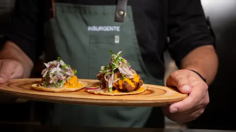 La combinación latino-mediterránea de Insurgente que ha conquistado Madrid Insurgente combina gastronomía latina y mediterránea en el Mercado de Chamberí