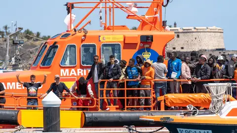 Imagen de una embarcación de Salvamento llegando a Lanzarote con un grupo de migrantes rescatados de un cayuco Imagen de una embarcación de Salvamento llegando a Lanzarote con un grupo de migrantes rescatados de un cayuco