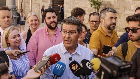 El alcalde de Ontinyent, Jorge Rodr&iacute;guez, atiende a los medios de comunicaci&oacute;n durante una recogida de firmas de la Iniciativa Popular Legislativa para rebajar el list&oacute;n electoral, a las puertas de Les Corts