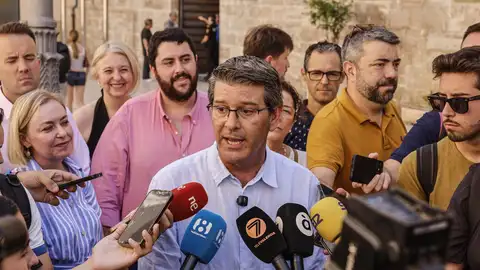 La Unió Municipalista busca rebajar el límite de representación en Les Corts El alcalde de Ontinyent, Jorge Rodríguez, atiende a los medios de comunicación durante una recogida de firmas de la Iniciativa Popular Legislativa para rebajar el listón electoral, a las puertas de Les Corts