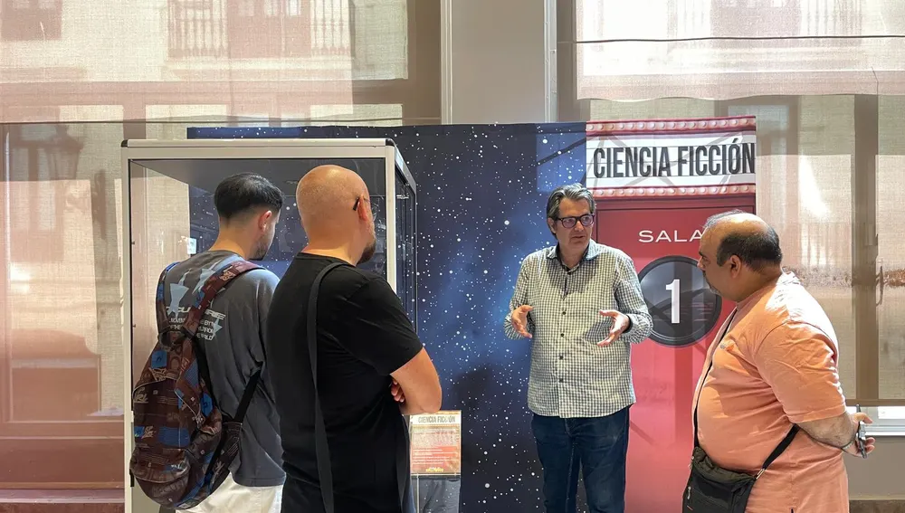 El comisario Carlos Chardíen durante la explicación de la exposición El comisario Carlos Chardíen durante la explicación de la exposición