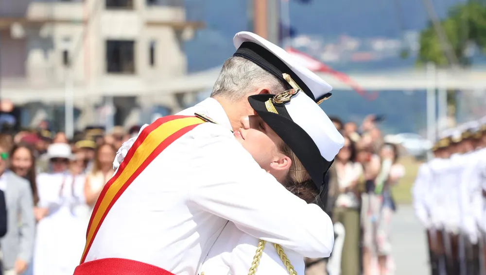 El rey Felipe VI impone a la princesa Leonor la Gran Cruz al Mérito Naval. El rey Felipe VI impone a la princesa Leonor la Gran Cruz al Mérito Naval.
