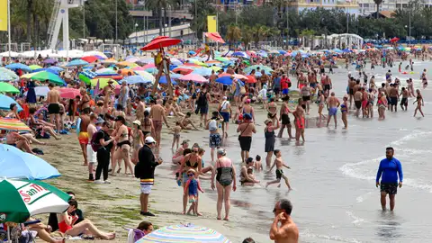Cientos de bañistas disfrutan de la playa alicantina de El Postiguet. Cientos de bañistas disfrutan de la playa alicantina de El Postiguet.