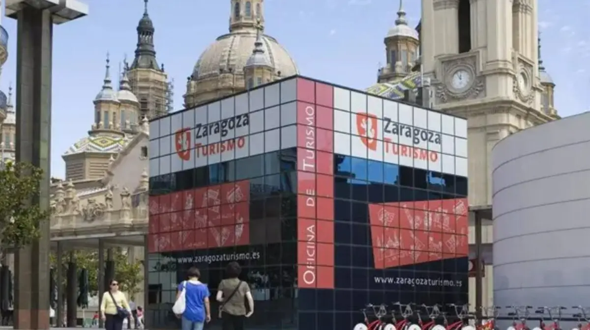 Comienzan la demolición del Cubo en la plaza del Pilar de Zaragoza Comienzan la demolición del Cubo en la plaza del Pilar de Zaragoza
