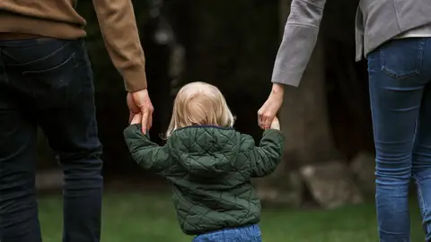 Foto de una familia paseando Foto de una familia paseando