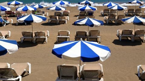 Unas sombrillas en la playa