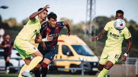 Carlos Espí en un partido de pretemporada con el Levante UD Carlos Espí en un partido de pretemporada con el Levante UD