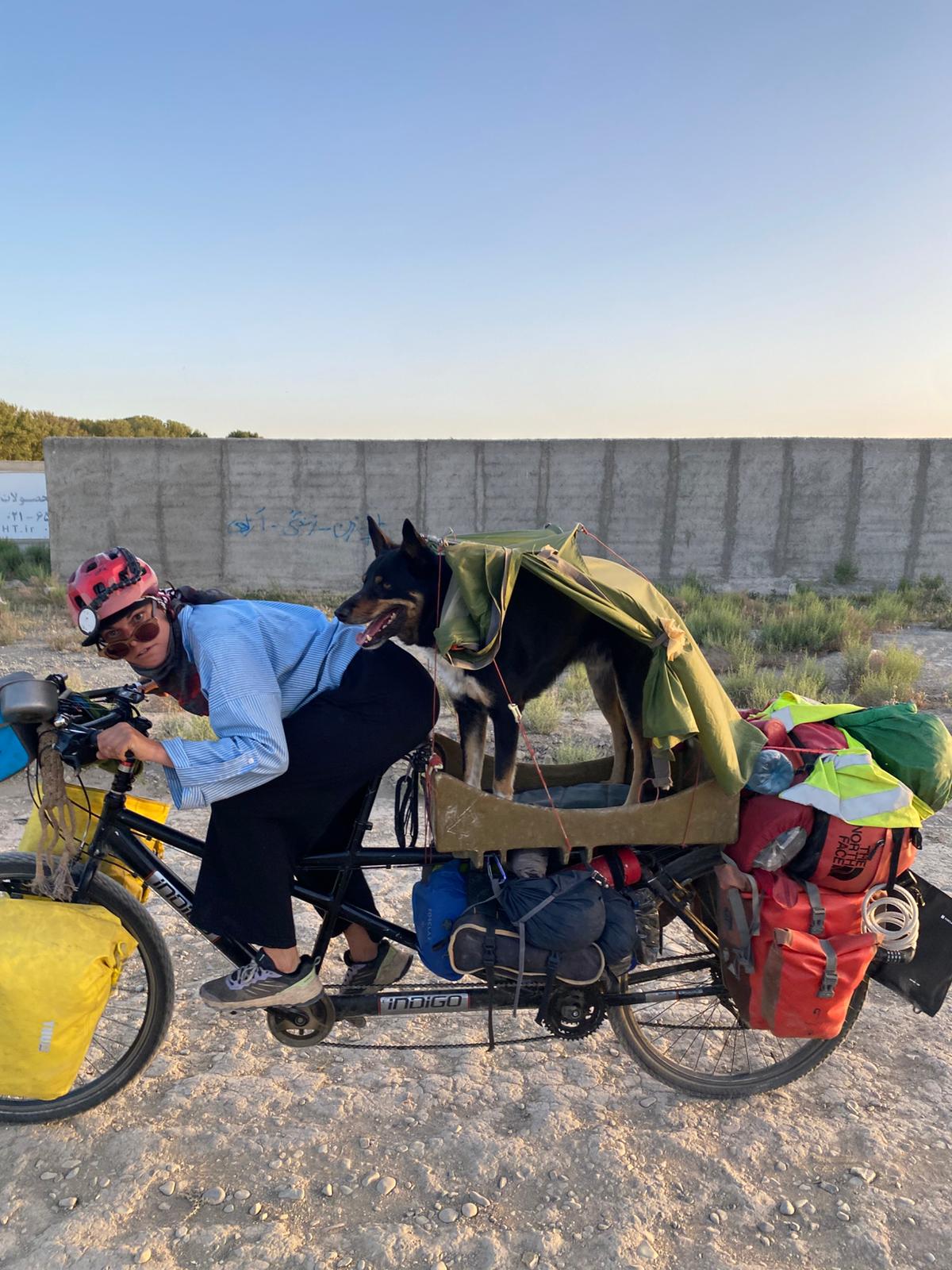 Ana Carmen Navajas, almanseña, recorre Asia con su bicicleta y su fiel compañero, Dexter Ana Carmen Navajas, almanseña, recorre Asia con su bicicleta y su fiel compañero, Dexter