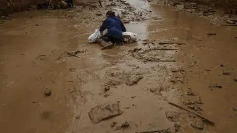 Archivo - Una mujer se cae en el barro, a 13 de noviembre de 2024, en Paiporta, Valencia. Archivo - Una mujer se cae en el barro, a 13 de noviembre de 2024, en Paiporta, Valencia.