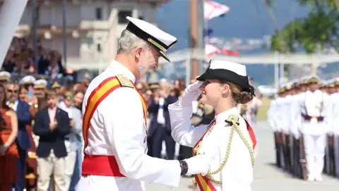 El rey Felipe VI impone a la princesa Leonor la Gran Cruz al Mérito Naval. El rey Felipe VI impone a la princesa Leonor la Gran Cruz al Mérito Naval.
