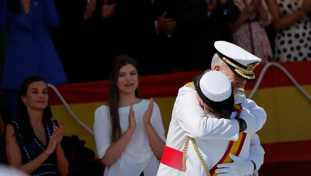 El rey Felipe VI impone a la princesa Leonor la Gran Cruz al Mérito Naval. El rey Felipe VI impone a la princesa Leonor la Gran Cruz al Mérito Naval.
