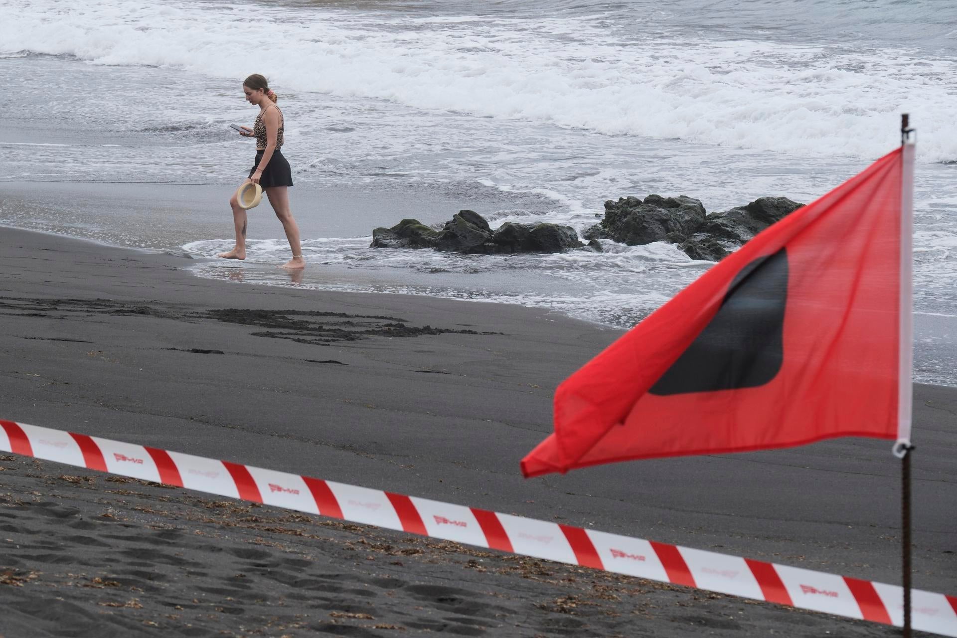 Siguen cerradas al baño tres playas de Dénia hasta conocer el resultado de nuevos análisis Siguen cerradas al baño tres playas de Dénia hasta conocer el resultado de nuevos análisis