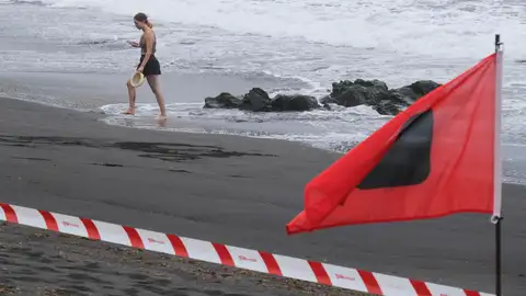 Playa cerrada al baño tras detectarse bacterias fecales en sus aguas Playa cerrada al baño tras detectarse bacterias fecales en sus aguas