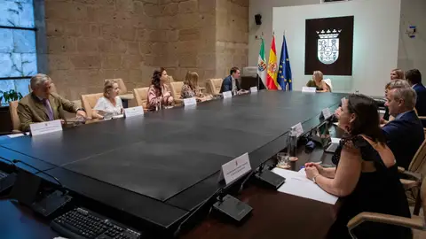 El Consejo de Gobierno aprueba una declaración institucional de rechazo al pacto para un modelo de financiación singular para Cataluña El Consejo de Gobierno aprueba una declaración institucional de rechazo al pacto para un modelo de financiación singular para Cataluña
