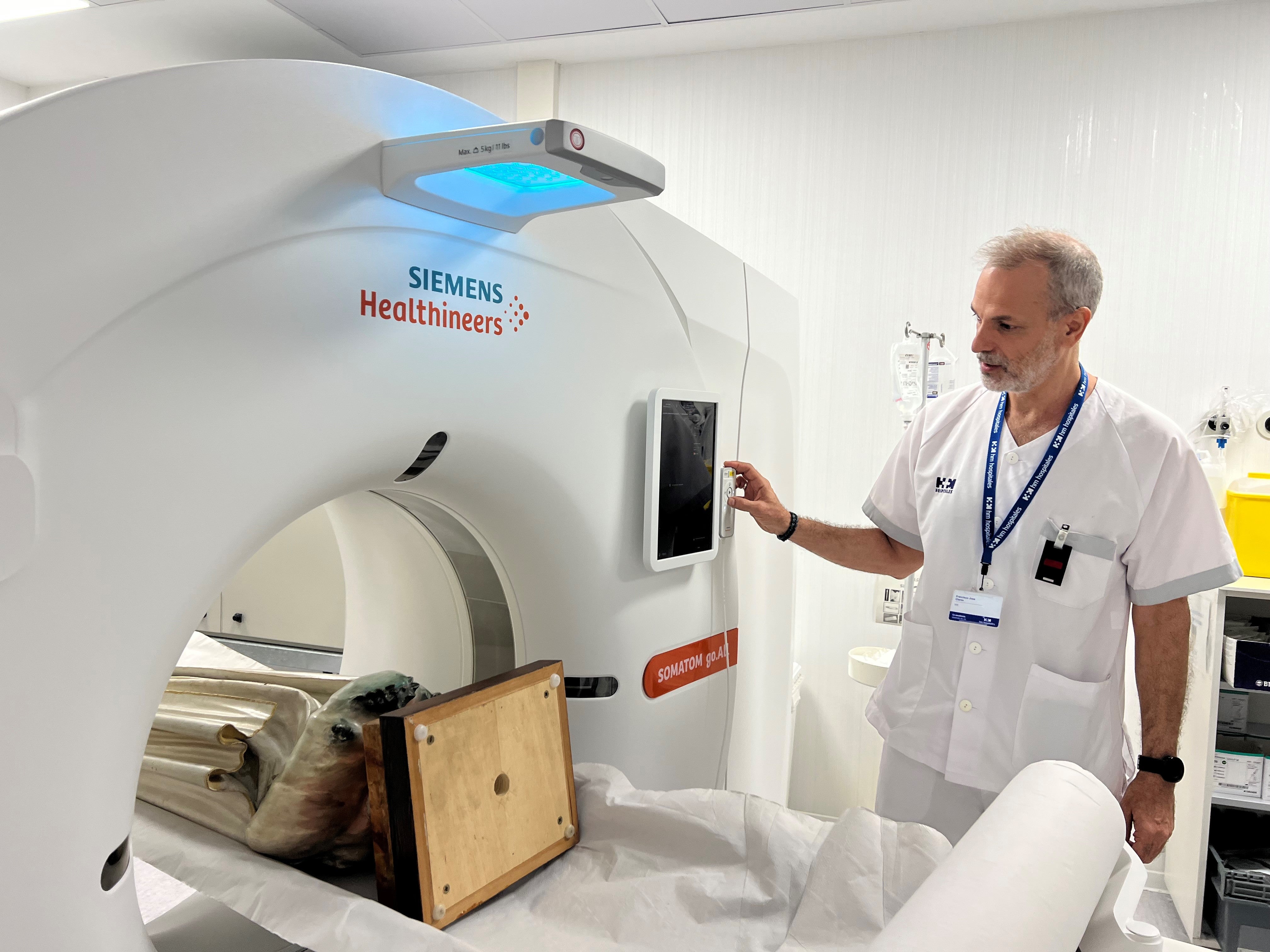 HM Málaga realiza un TAC a la Virgen de Fátima como paso previo a su proceso de restauración HM Málaga realiza un TAC a la Virgen de Fátima como paso previo a su proceso de restauración