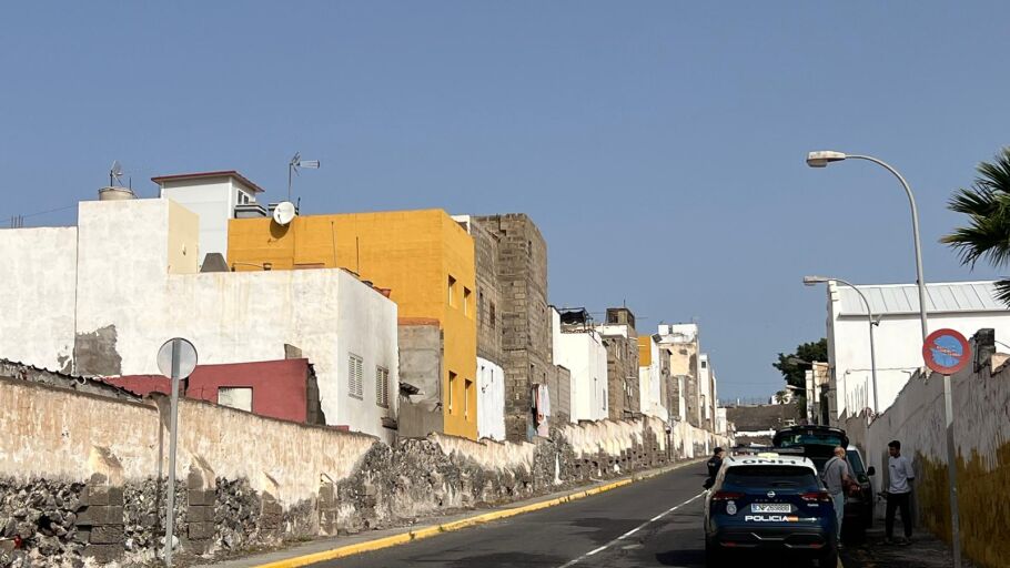 Imagen de la calle en la que un joven de 20 a&ntilde;os ha tratado de quemar viva a su pareja de 17 en La Isleta, Las Palmas de Gran Canaria en la madrugada del 16 de julio de 2025