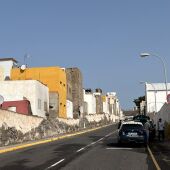 Imagen de la calle en la que un joven de 20 años ha tratado de quemar viva a su pareja de 17 en La Isleta, Las Palmas de Gran Canaria en la madrugada del 16 de julio de 2025