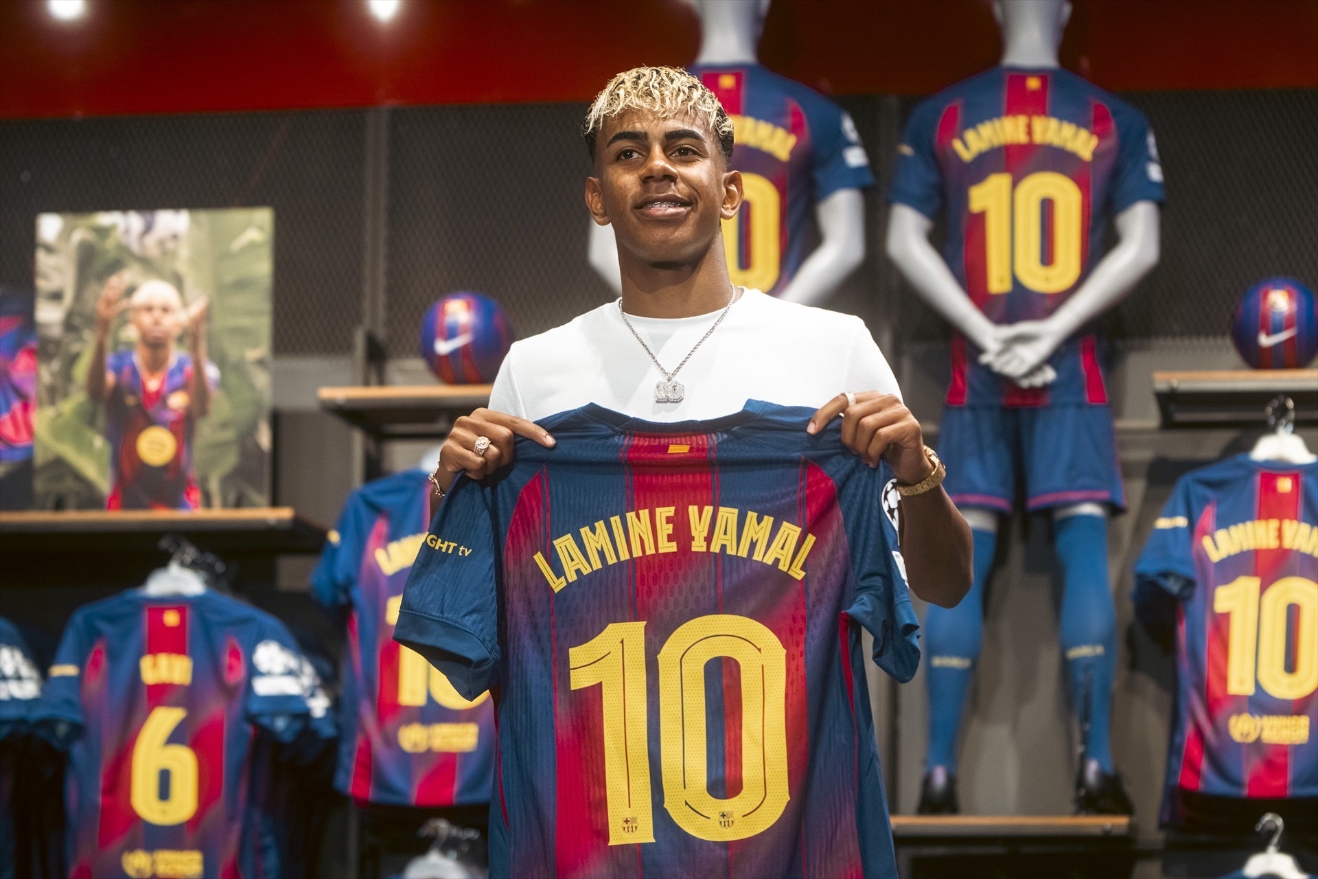 Lamine Yamal: "Trabajo para el Barça, pero cuando estoy fuera disfruto de mi vida y ya está" Lamine Yamal: "Trabajo para el Barça, pero cuando estoy fuera disfruto de mi vida y ya está"