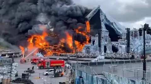 Un incendio arrasa el escenario principal de Tomorrowland y pone en duda la celebración del festival Un incendio arrasa el escenario principal de Tomorrowland y pone en duda la celebración del festival