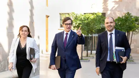 El presidente de la Generalitat, Salvador Illa, junto a los consellers de Presidencia, Albert Dalmau (d), y de Territorio, Vivienda y Transición ecológica, Sílvia Paneque (i). El presidente de la Generalitat, Salvador Illa, junto a los consellers de Presidencia, Albert Dalmau (d), y de Territorio, Vivienda y Transición ecológica, Sílvia Paneque (i).
