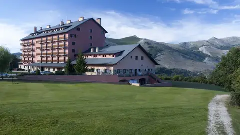 El Parador de Cervera de Pisuerga cumple 50 años y se prepara para una reforma por valor de 9 millones de euros .