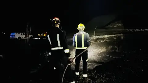 Bomberos, tras extinguir un incendio de pastos en Morata de Tajuña (Madrid). Bomberos, tras extinguir un incendio de pastos en Morata de Tajuña (Madrid).
