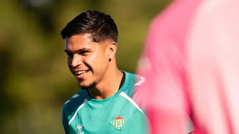 Cucho Hernández en un entrenamiento con el Betis Cucho Hernández en un entrenamiento con el Betis