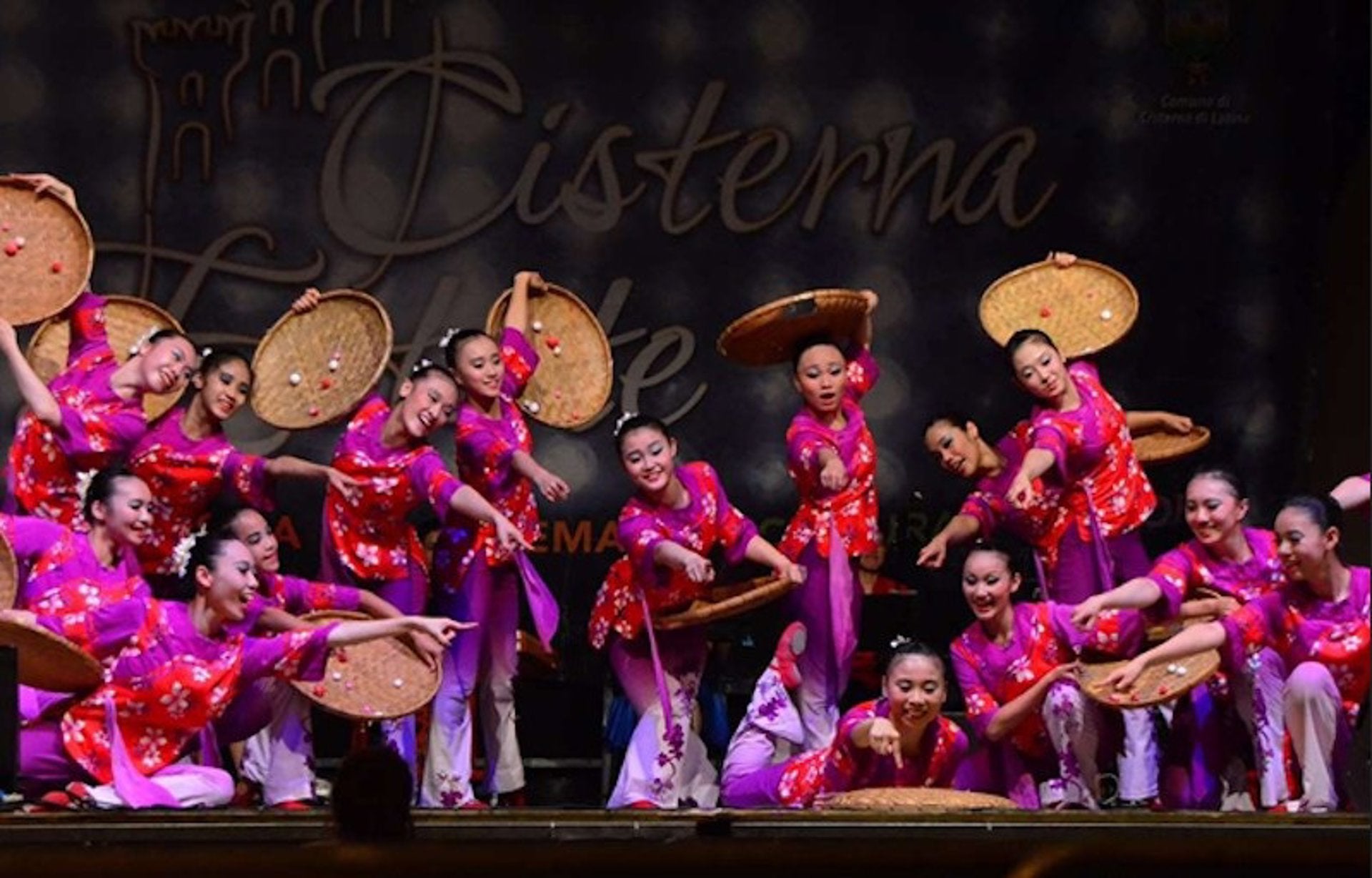 El Festival Folklórico Internacional de Extremadura celebra este jueves su primera gala en el Teatro López de Ayala El Festival Folklórico Internacional de Extremadura celebra este jueves su primera gala en el Teatro López de Ayala