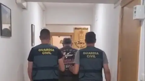 Seis personas están implicadas en la destrucción de las clavijas. Seis personas están implicadas en la destrucción de las clavijas.