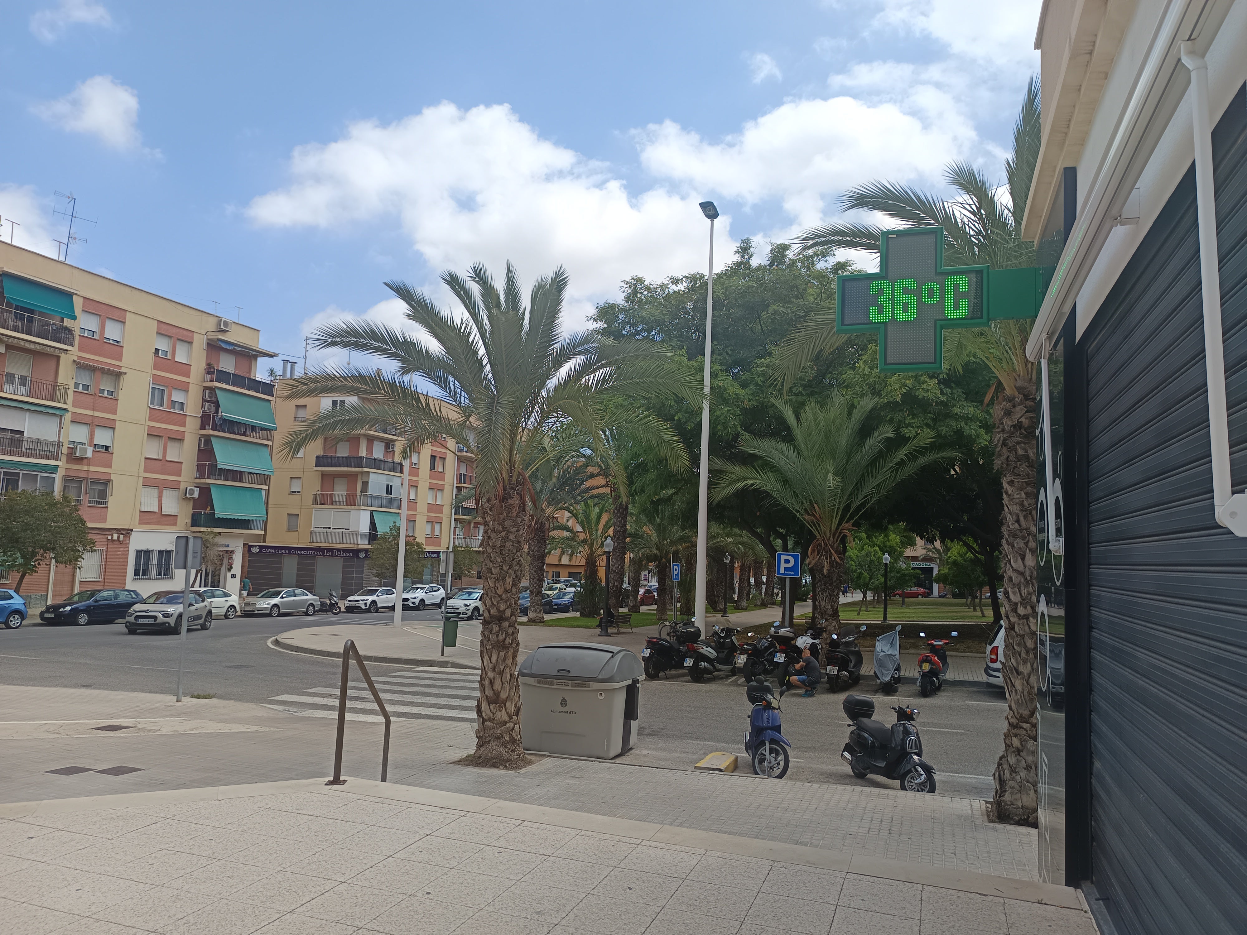 El calor aprieta en Elche, Crevillent y Santa Pola en un jueves con termómetros de hasta 35 grados centígrados El calor aprieta en Elche, Crevillent y Santa Pola en un jueves con termómetros de hasta 35 grados centígrados