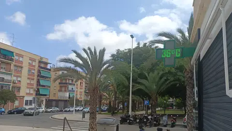 Termómetro en la vía pública en Elche. Termómetro en la vía pública en Elche.