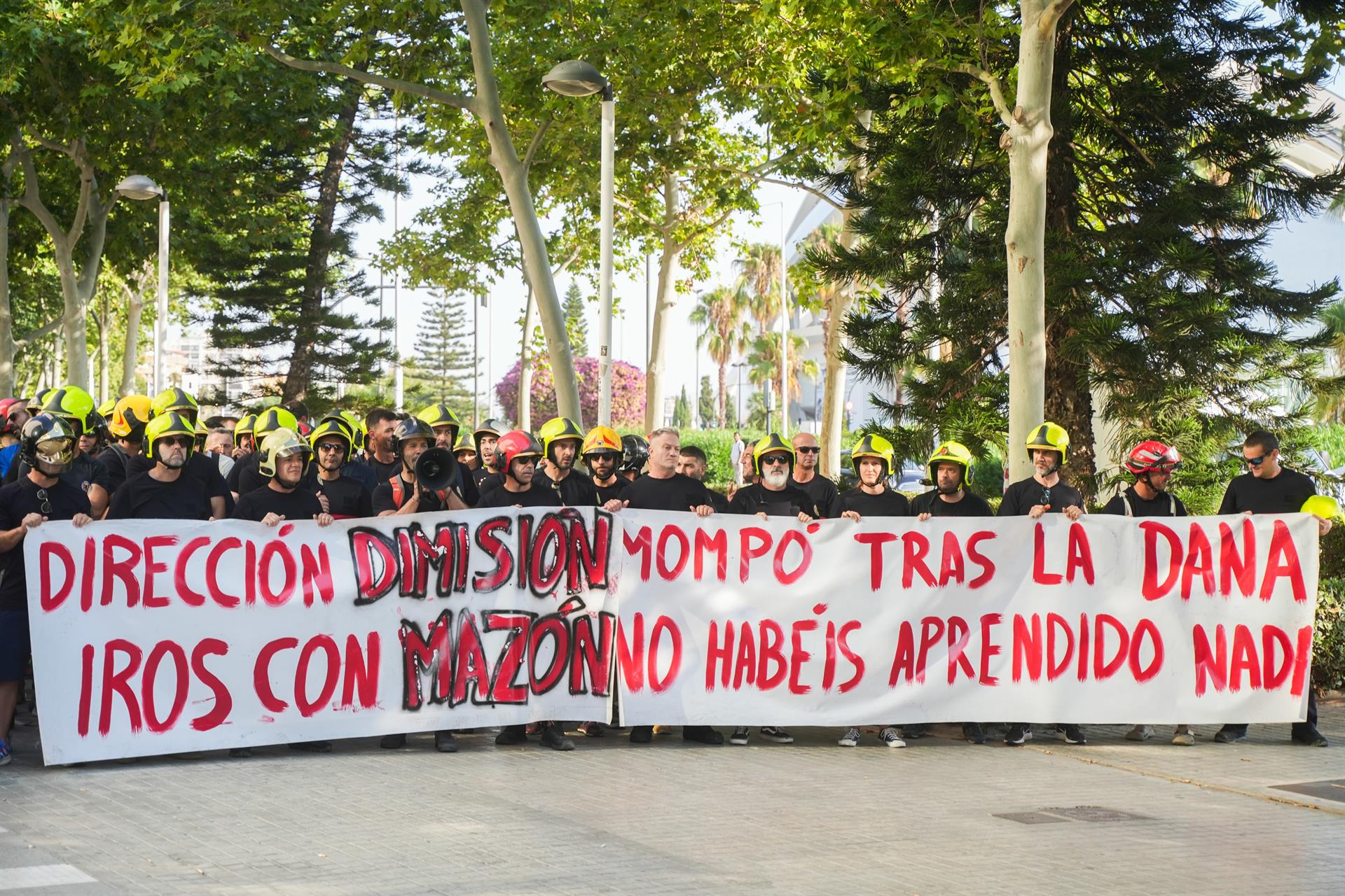 Bomberos se concentran en la Ciudad de la Justicia al grito de 'Mompó dimisión': "No estamos preparados para otra DANA" Bomberos se concentran en la Ciudad de la Justicia al grito de 'Mompó dimisión': "No estamos preparados para otra DANA"