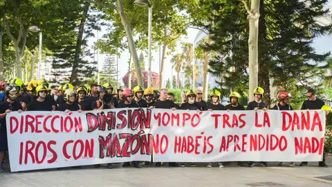 Protesta de lo bomberos a las puertas de la Ciudad de la Justicia de Valencia - Protesta de lo bomberos a las puertas de la Ciudad de la Justicia de Valencia -