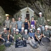 Equipo de arqueología de Aranzadi junto a la diputada de cultura de Gipuzkoa Goizane Alvarez