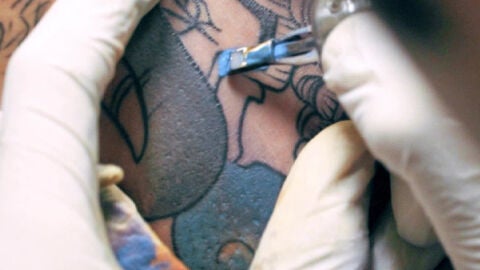 Los dermat&oacute;logos advierten: "No basta con crema, hay que impedir que el sol llegue al tatuaje"