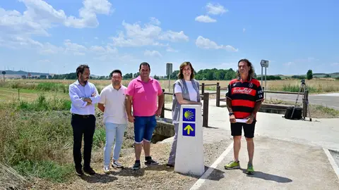 La Diputación refuerza la seguridad del Camino de Santiago con una infraestructura en Itero de la Vega para el tránsito de peatones y ciclistas .